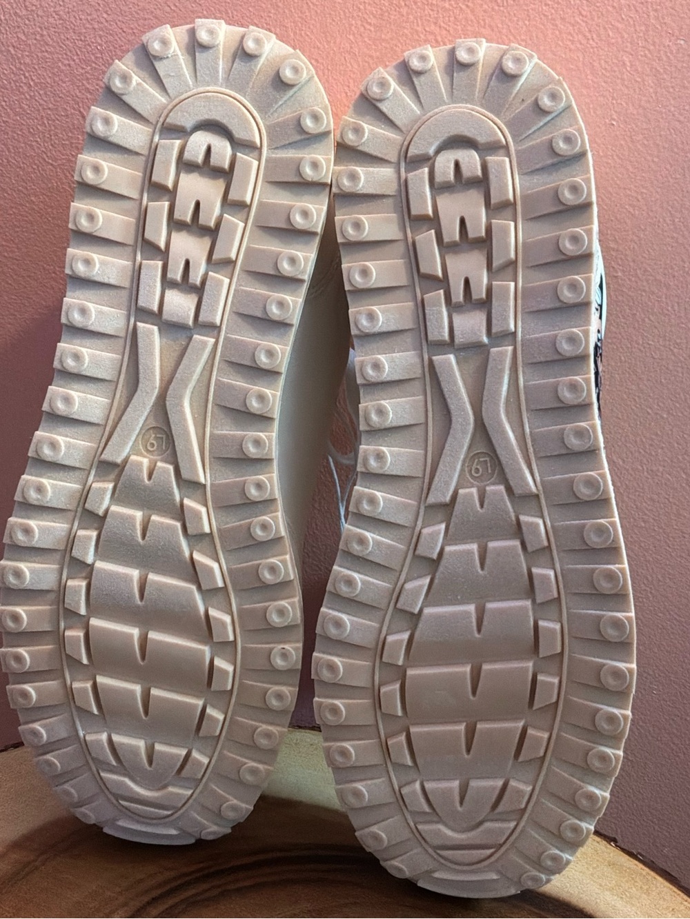 🌙✨🏷️ Disney Mickey Mouse Sneakers Pink & White Gold Accents Size 8 - Picture 8 of 9